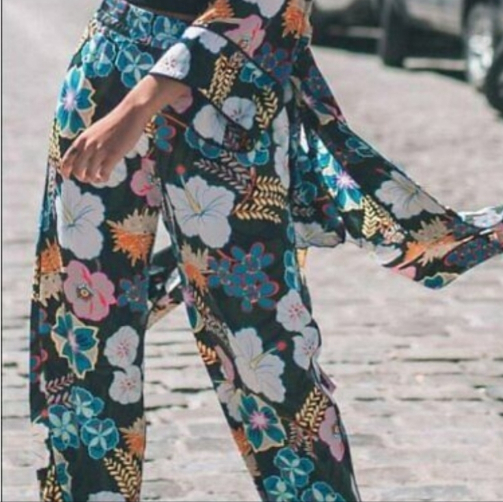 Rachel Roy Daria Midnight Floral Cropped Pants with Hip Side Pockets. Medium NWT